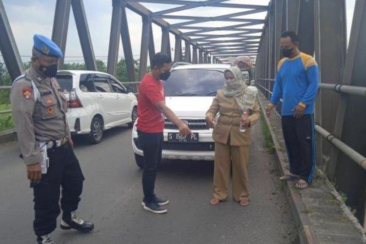 Polisi di lokasi kejadian laporan palsu perampokan uang Rp.150 juta di jembatan Desa Tanjangrono, Kecamatan Ngoro, Kabupaten Mojokerto, Senin (21/2/2022).