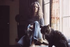 Lirik dan Chord Lagu So Far Away dari Carole King 