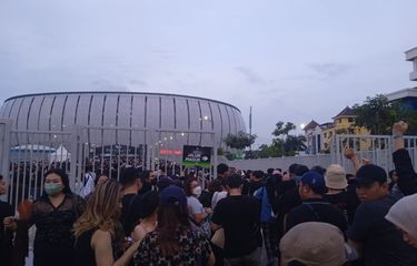 Sejumlah penonton konser Dewa 19 berjalan masuk ke Jakarta International Stadium melalui Pintu Barat, Sabtu (4/2/2023).