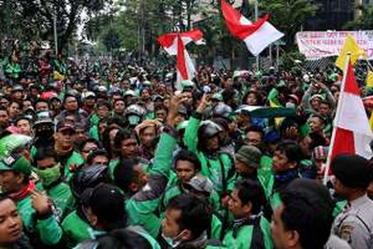 Ribuan pengemudi Go-Jek melakukan aksi unjuk rasa di depan kantor manajemen PT Go-Jek, Kemang, Jakarta Selatan, Senin (3/10/2016). Mereka menuntut PT Go-Jek Indonesia untuk menghapus performa, membuat payung hukum yang independen dari keluhan pengemudi, transparansi dalam setiap kebijakan, menstabilkan sistem menjadi lebih baik dan memberikan kebijakan tarif yang rasional untuk semua pengemudi se-Indonesia.