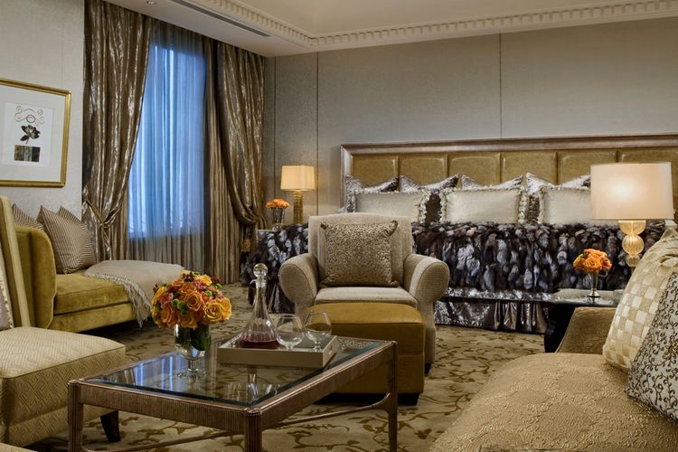 Kamar tidur dari The Duke Suite, Hotel Mulia Jakarta.