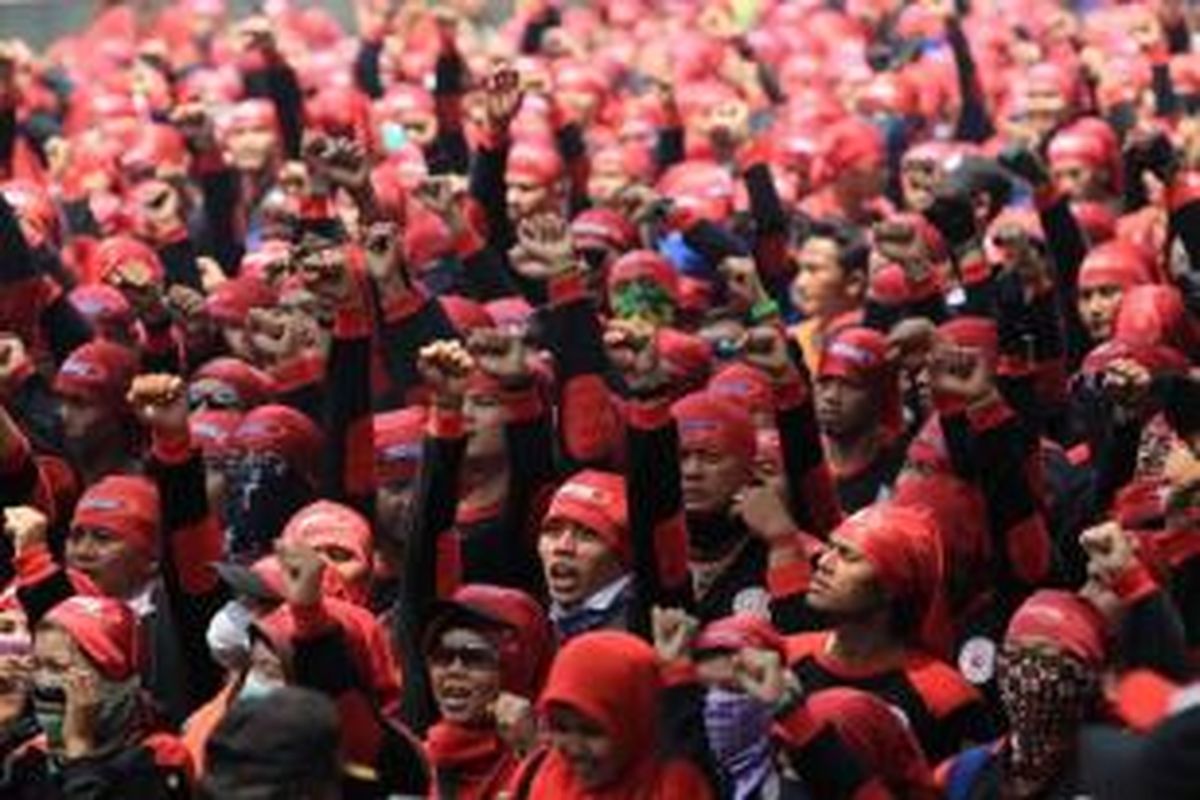 Massa buruh berunjuk rasa di kawasan Istana Negara, Jakarta Pusat, Senin (1/9/2015). Mereka menolak buruh asing dan menuntut kenaikan upah serta menolak ancaman PHK.