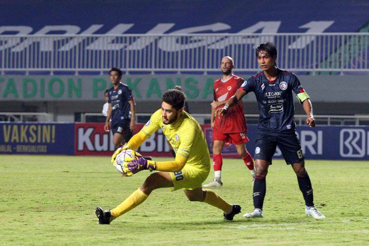 Pemain Arema FC Adilson Maringa menangkap bola saat melawan PSM Makassar pada pekan 1 Liga 1 2021-2022 yang berakhir dengan skor 1-1 di Stadion Pakansari Bogor, Minggu (5/9/2021) malam.