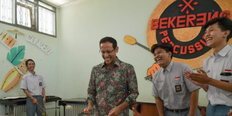 Menteri Pendidikan, Kebudayaan, Riset, dan Teknologi (Mendikbud Ristek), Nadiem Makarim meninjau pembelajaran di SMKN 2 Kasihan, Bantul, Yogyakarta, pada Senin (18/9/2023).