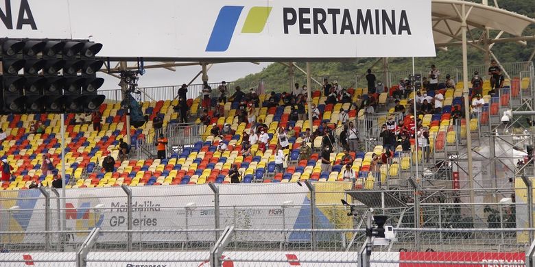 Sejumlah penonton di Grandstand depan Paddock tampak berdiri saat para pebalap melakukan percobaan start seusai FP3, Sabtu (19/3/2022) pagi WITA.