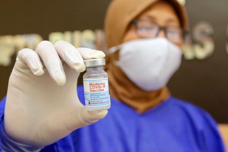 Vaksin dosis ketiga atau booster mulai disuntikan untuk tenaga kesehatan di Banyuwangi, Selasa (10/8/2021).