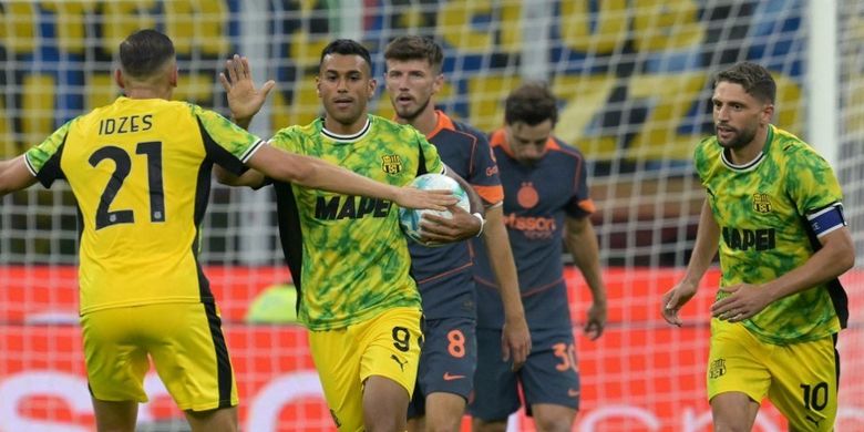 Penyerang Sassuolo Walid Cheddira merayakan gol bersama bek Timnas Indonesia Jay Idzes dalam pertandingan Serie A Italia antara Inter Milan dan Sassuolo di stadion San Siro di Milan, pada 21 September 2025.