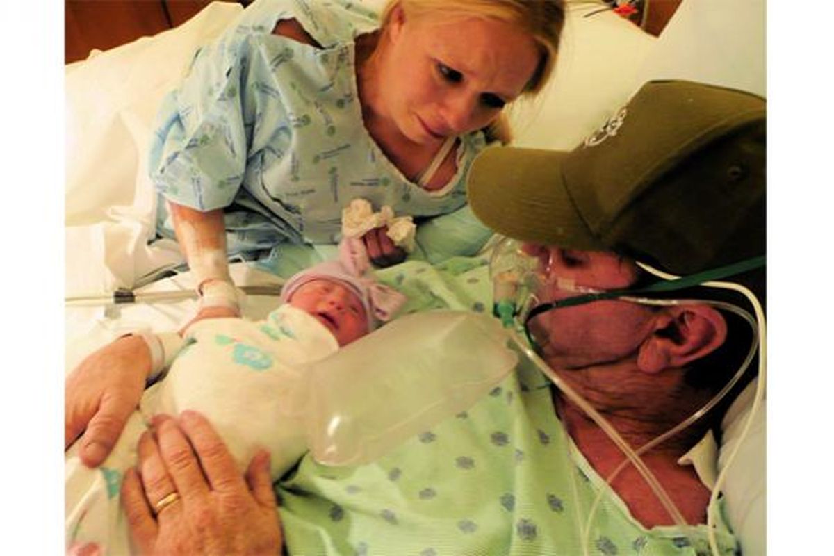 Momen mengharukan, Mark memeluk bayi perempuannya, Savannah, untuk kali pertama sebelum meninggal lima hari kemudian. 