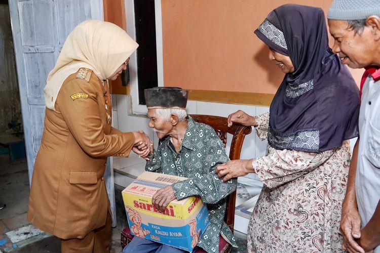 Bupati Lilis Datangi Rumah Reyot Lansia 83 Tahun yang Hidup Sendiri dan Mengidap Katarak