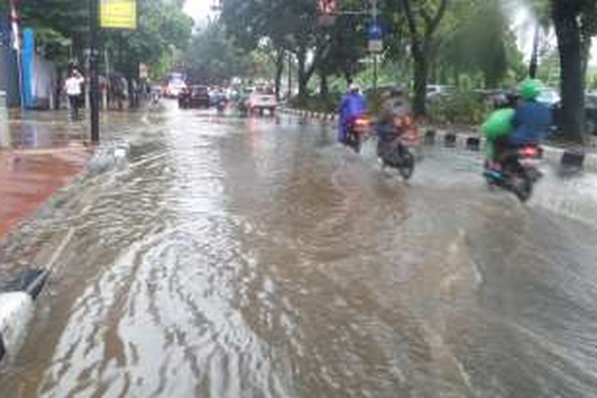 Genangan air di sejumlah ruas jalan di Jalan Sudirman, Selasa (30/8/2016)