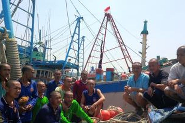 Sejumlah ABK kapal penangkap ikan asal Vietnam yang ditangkap Kapal Pengawas Hiu Macan 001 di perairan Natuna (6/8)
