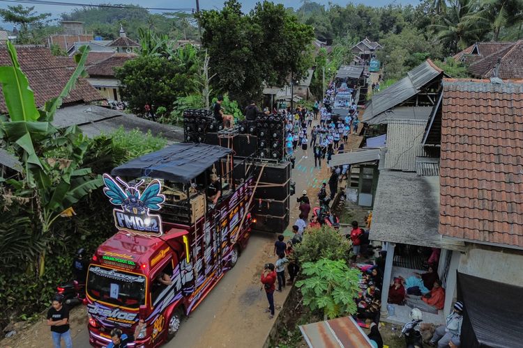 Foto acara sound horeg di Desa Urek-urek Kecamatan Gondanglegi, Kabupaten Malang, Jawa Timur, Sabtu (12/7/2025).