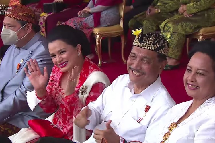 Menteri Koordinator Bidang Kemaritiman dan Investasi Luhut Binsar Pandjaitan mengenakan pakaian adat Bali saat menghadiri Upacara Peringatan Detik-Detik Proklamasi Kemerdekaan Republik Indonesia di Istana Merdeka, Jakarta, Rabu (17/8/2022)