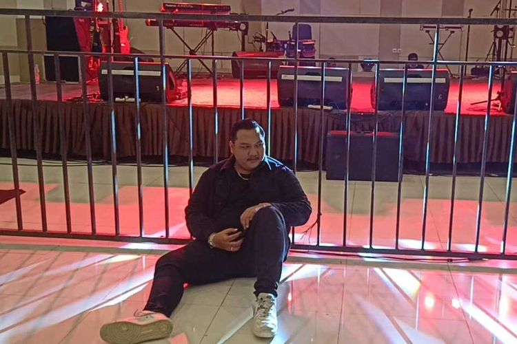 Vokalis Ngarboy Genk Hilarius Daru Indrajaya duduk di depan panggung konser usai Konser Ndarboy Genk My Tour Suwun yang akan dilaksanakan di Kurnia Conventaion Hall Ngawi dibatalkan oleh polisi. Polisi beralasan penyelenggara tidak mengantongi ijin keramaian.