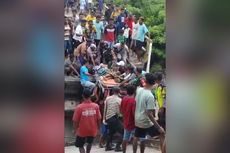 Ibu Hamil Ditandu Melintasi Jembatan yang Putus Akibat Banjir di Kupang