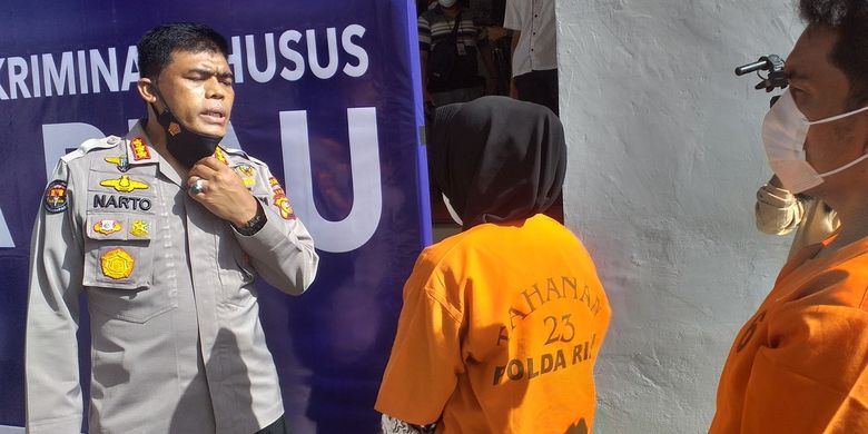 Kabid Humas Polda Riau Kombes Pol Sunarto meminta NH (37) dan AS (42) yang merupakan mantan teller bank untuk bertobat setelah mencuri uang nasabah, saat konferensi pers di Mapolda Riau di Jalan Pattimura, Kota Pekanbaru, Riau, Selasa (30/3/2021).