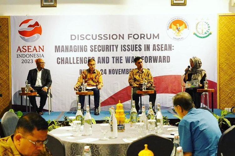 Panelis berdiskusi pada dialog membahas tantangan keamanan di kawasan Asia Tenggara bertajuk ?Managing Security Issues in ASEAN: Challenges and the Way Forward?, Jumat (24/11/2023), di Hotel Resort Natra Bintan, Lagoi, Bintan, Provinsi Kepulauan Riau. 