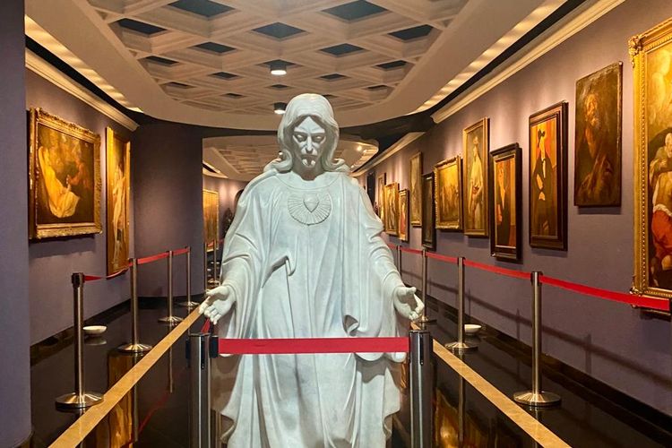 Penampakan patung Yesus di dalam area Galeria Sophilia di Calvin Tower, Jakarta Utara. 