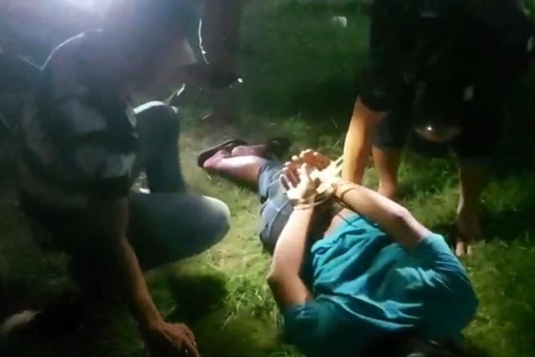 Sejumlah petugas narkoba Polresta Cirebon Jawa Barat membekuk satu pengedar sabu, di Kecamatan Plered, pada Rabu (11/1/2023) malam. Petugas langsung mengembangkan ke rumah pengedar di Kecamatan Weru, dan petugas berhasil amankan 54 paket sabu.