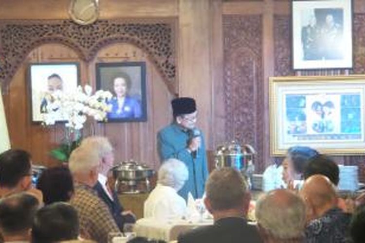 Presiden ketiga RI BJ Habibie dalam acara pengukuhan 10 anggota baru Akademi Ilmu Pengetahuan Indonesia (AIPI) di kediamannya, Patra Kuningan 13, Jakarta, Minggu (24/5/2015).