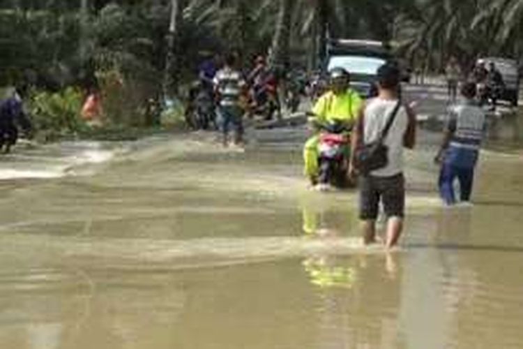 Jalan trans Sulawesi dan ratusna rumah warga di kecamatan tikke raya mamuju utara sulawesi barat terendam banjir. Sejumlah kendarana yang nekad menerobos banjir mogok di jalan raya.