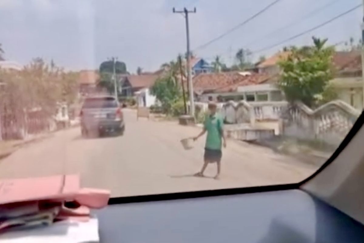 Bidik layar video peristiwa pemalakan kendaraan oleh remaja di Kabupaten Lampung Tengah, Rabu (6/8/2025).