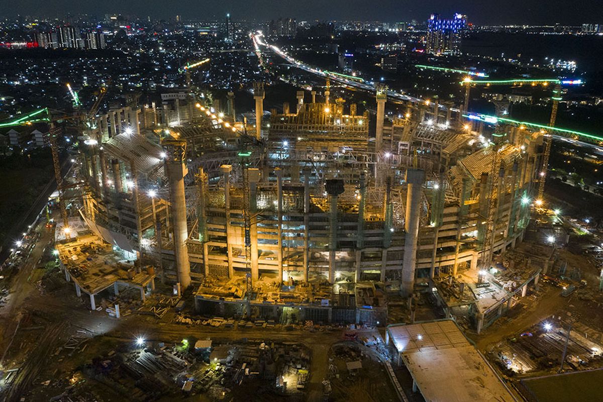 Foto aerial pembangunan Jakarta International Stadium (JIS) di Papanggo, Tanjung Priok, Jakarta Utara, Selasa (9/3/2021). Saat ini kemajuan pembangunan stadion yang diproyeksikan berkapasitas 82.000 penonton itu mencapai 49,94 persen (data terakhir PT Jakarta Propertindo per 9 Maret 2021).