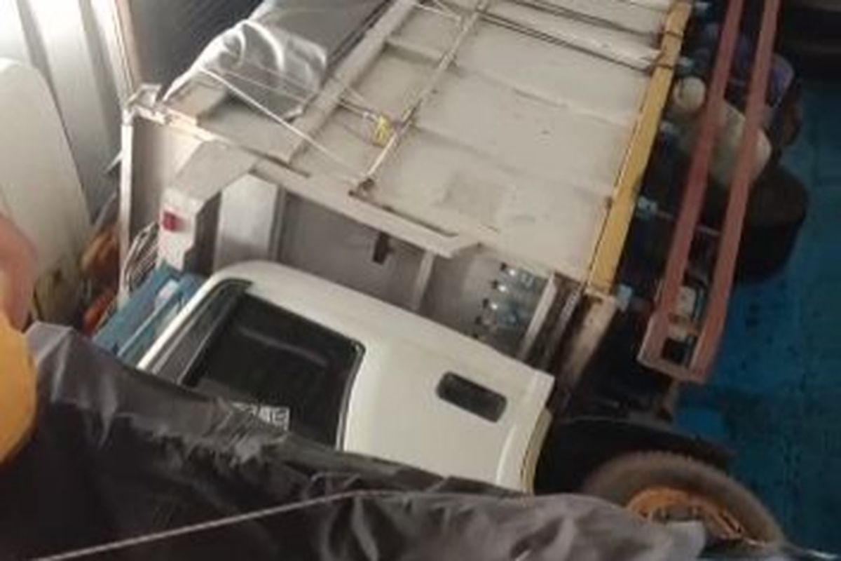 Truk terbalik di kapal penyeberangan rute Tanjung Kalian, Bangka Barat - Tanjung Siapi-api, Sumsel, Minggu (29/1/2023).