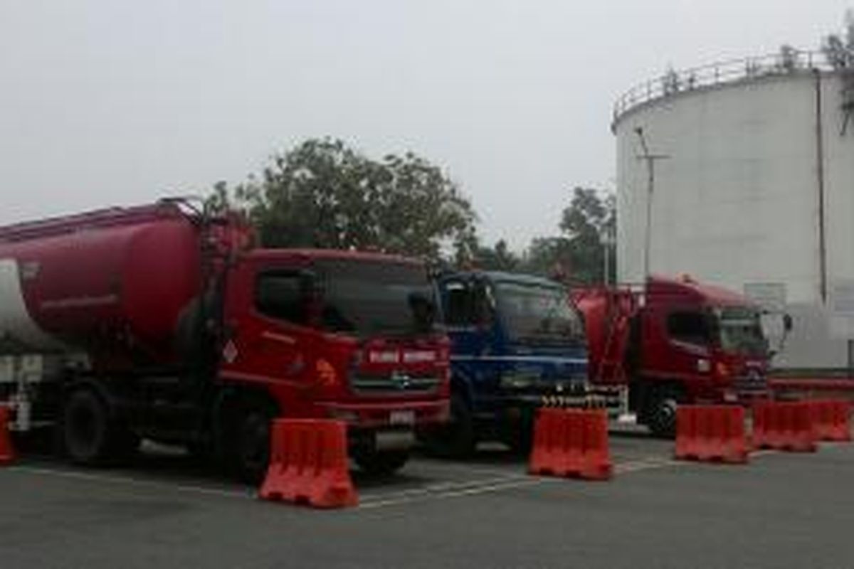 Armada Pertamina yang menunggu di depot terminal BBM Balikpapan, tempat tangki pertalite.