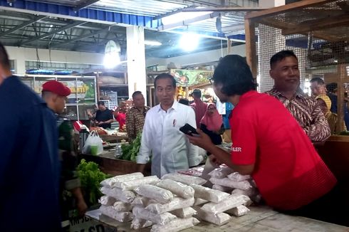 Di Pasar Tradisional Purworejo, Jokowi Cek Harga, Iriana Belanja Sayur