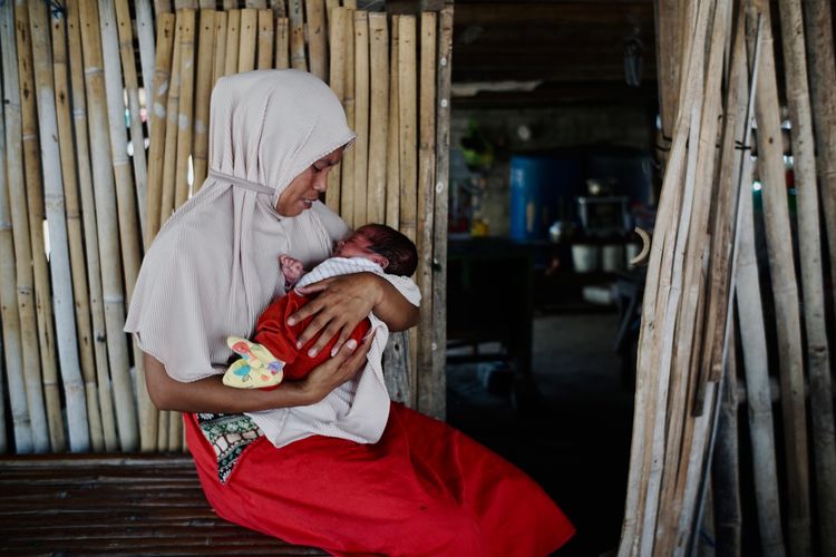 Potret keluarga Herman (36), salah satu warga di Pulau Messah yang sempat merasakan sulitnya transportasi untuk menuju pusat layanan kesehatan ketika istrinya hendak melahirkan, saat ditemui tim Dompet Dhuafa, Jumat (6/10/2023).

