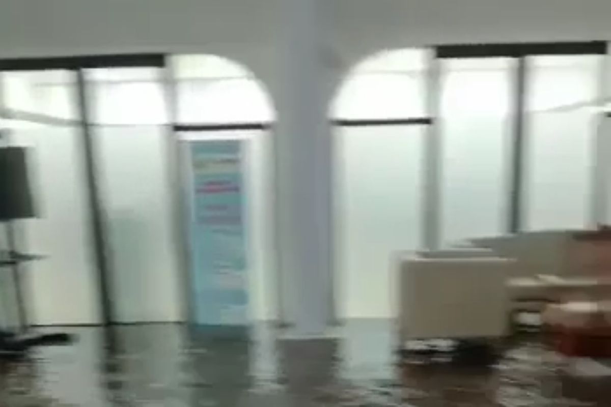 Banjir yang merendam bagian dalam Gedung Sate, Bandung, Jawa Barat, Selasa (4/10/2022).