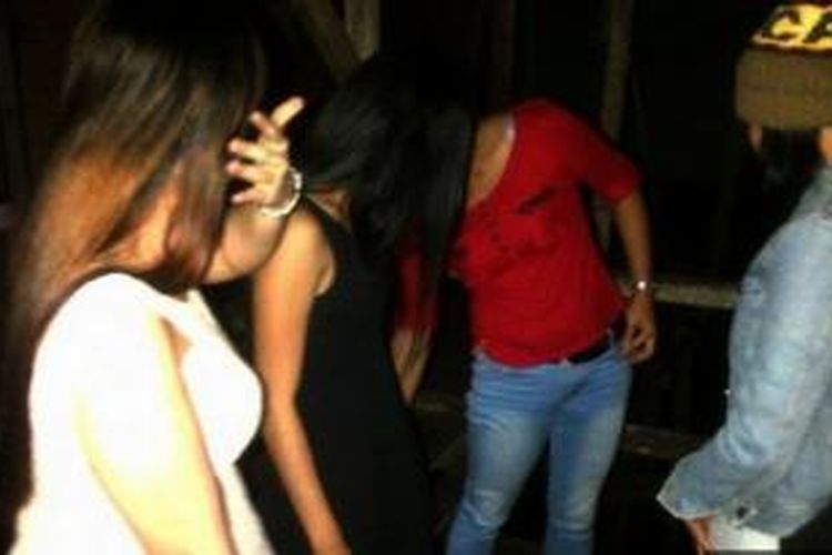 Para wanita pekerja malam di Pelantar Bar Karpet di Ranai sedang diperiksa identitasnya oleh seorang Polwan. 