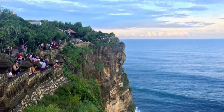 Di area luar Pura Luhur Uluwatu terdapat teater outdoor dengan panorama sunset dan laut lepas. Di sinilah pertunjukan tari kecak digelar pukul 18.00 Wita setiap harinya.