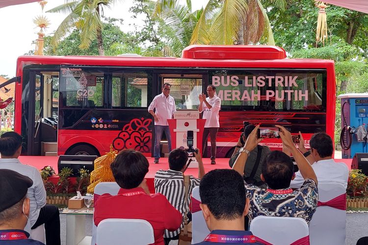 Bus listrik merah putih.