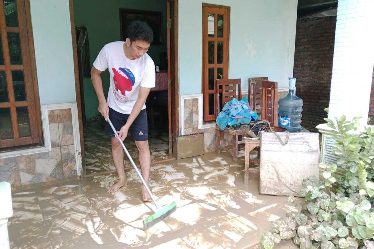 Warga Kebonharjo Patebon Kendal yang mulai membersihkan rumahnya. KOMPAS.COM/SLAMET PRIYATIN