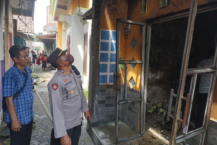 Petugas Polsek Kediri Kota, Jawa Timur, mengecek rumah yang gosong akibat dibakar oleh pemiliknya sendiri, Jumat (4/11/2022).