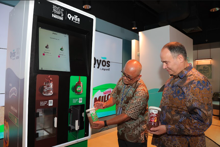 Kasubdit Tata Laksana Produsen Direktorat Pengurangan Sampah Kementerian Lingkungan Hidup dan Kehutanan Republik Indonesia - Ujang Solihin Sidik (kiri) melakukan simulasi isi ulang produk MILO didampingi oleh Presiden Direktur PT Nestlé Indonesia - Samer Chedid (kanan) pada acara Peluncuran Studi Pasar Kemasan Isi Ulang Kedua, kolaborasi Nestlé x Qyos di The Nest, Nestlé Indonesia (9/3).
