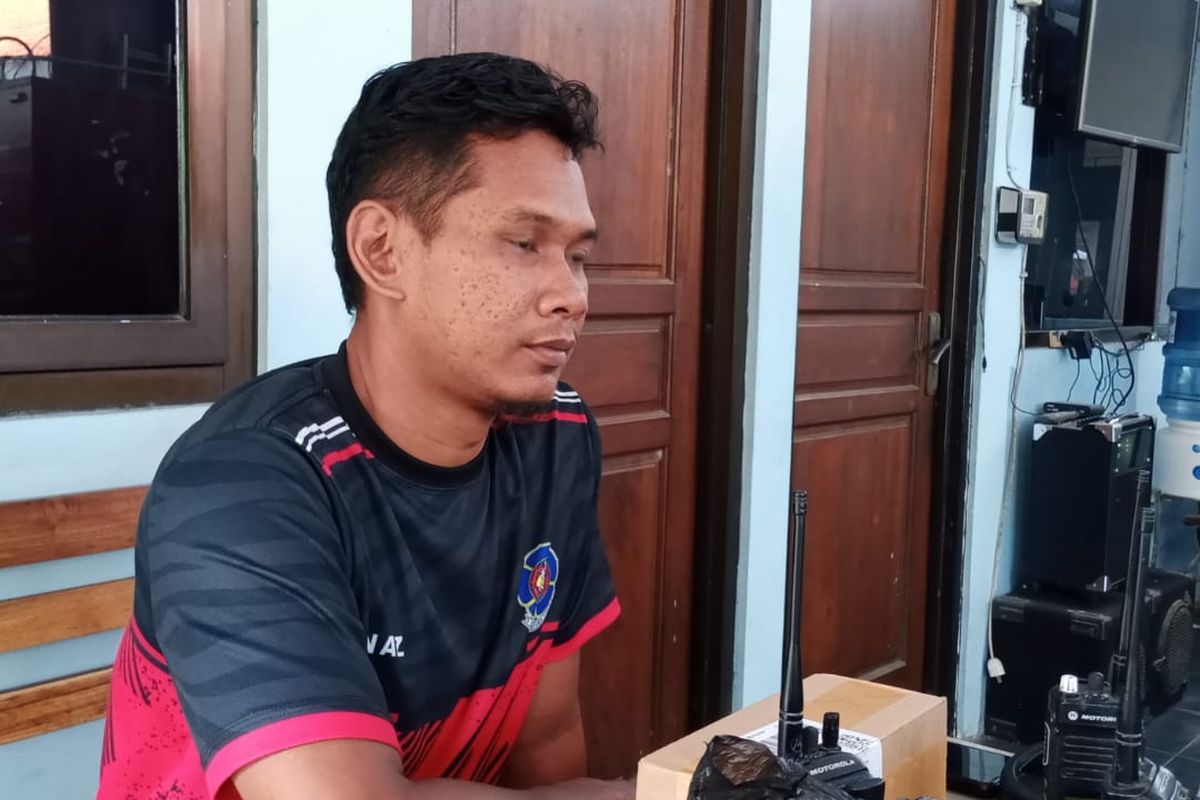 Moh. Nazaruddin Faqih, Komandan Regu PMK Kecamatan Jambangan saat ditemui Kompas.com di Pos PMK Jambangan, Selasa (28/1/2025).