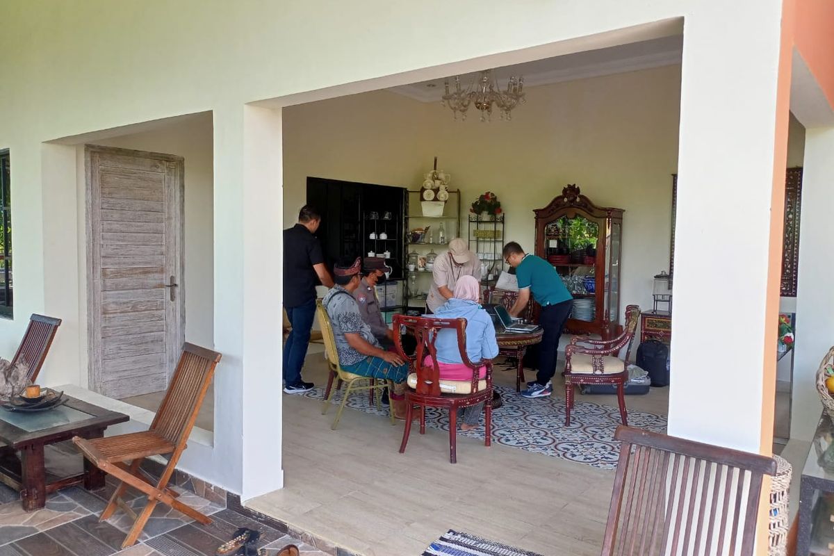 Petugas KPK dikawal aparat kepolisian dan disaksikan Kepala Lingkungan Desa Buduk Bagus Murda, saat mengeledah rumah mantan Dirjen Pembinaan Penempatan Tenaga Kerja Kemenakertrans 2012, Reyna Usman,di Jalan Tunon, Desa Buduk, Kecamatan Mengwi, Kabupaten Badung, Bali, Kamis (7/9/2023). /Dok. Istimewa