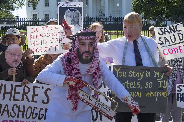 Para pengunjuk rasa berdandan seperti Pangeran Mohammed bin Salman dan Presiden AS Donald Trump beraksi di luar Gedung Putih, Jumat (19/10/2018), menuntut keadilan untuk jurnalis Jamal Khashoggi. 
