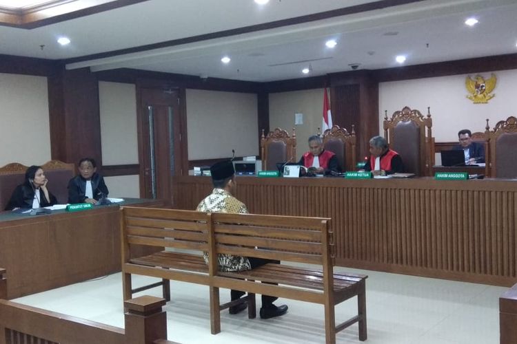 Sidang dakwaan nelayan Abu Bakar yang didakwa menyuap Gubernur Kepri nonaktif Nurdin Basirun di Pengadilan Tindak Pidana Korupsi, Jakarta, Rabu (2/10/2019)