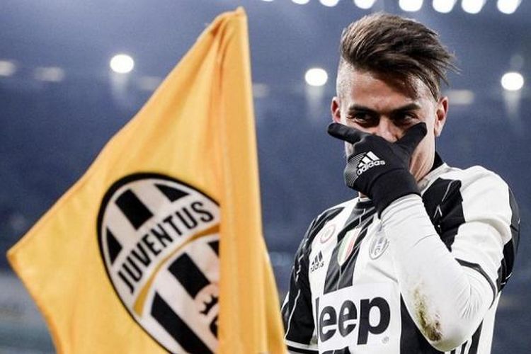 Penyerang Juventus, Paulo Dybala, merayakan gol ke gawang Atalanta dalam laga Coppa Italia, di Stadion Juventus, Rabu (11/1/2017) waktu setempat.