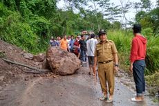 Diguyur Hujan Deras, Bongkahan Batu dari Atas Bukit Tutup Akses Jalan di Sumsel   