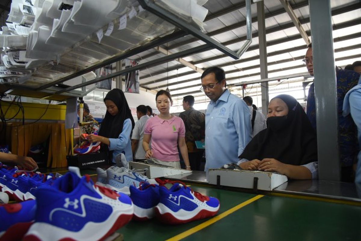 Tim Kunjungan Kerja Komisi VI DPR RI yang dipimpin Herman Khaeron menyambangi PT Longrich Indonesia di Cirebon Jawa Barat. Senin (19/2/2024).  