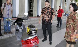 Ingin Kurangi Polusi Udara, Hendrar Pergi Ke Kantor Naik Motor Listrik