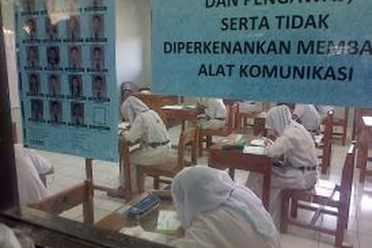 Siswa Sekolah Menengah Pertama Negeri 241 Pulau Tidung, Jakarta, Melaksanakan Ujian Nasional, Senin (5/5/2014). 