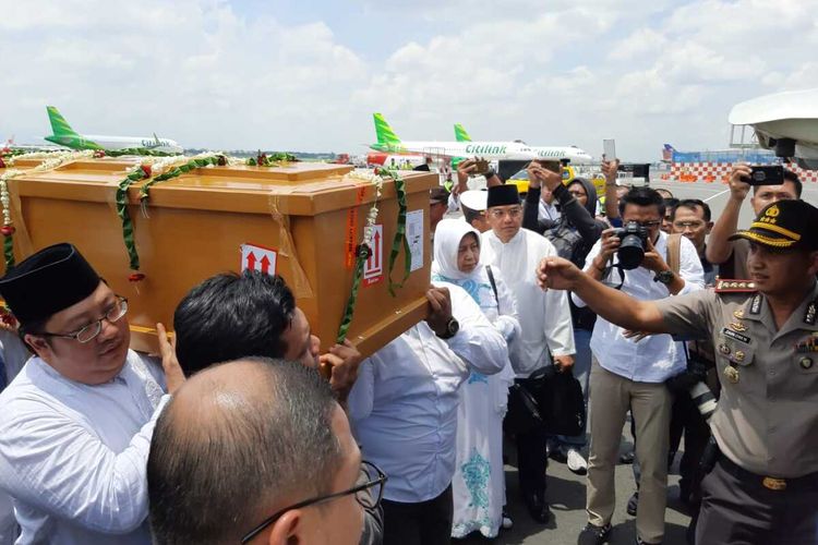 Peti Jenazah Gus Sholah tiba di Terminal I Bandara Internasional Juanda Surabaya, Senin (3/2/2020).