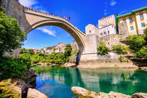 Mitos Jembatan Mostar di Bosnia Herzegovina, Jadi Spot Loncat ke Sungai
