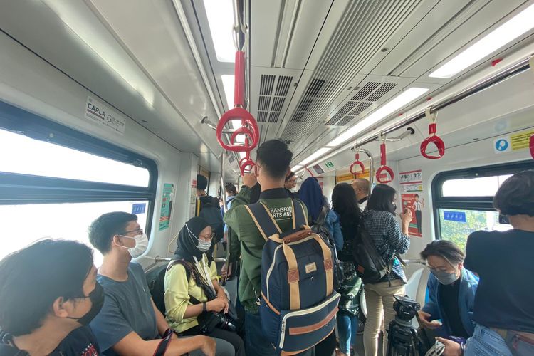 Kereta LRT yang digunakan sebagai wahana Train to Apocalypse di Kelapa Gading, Jakarta Utara. 